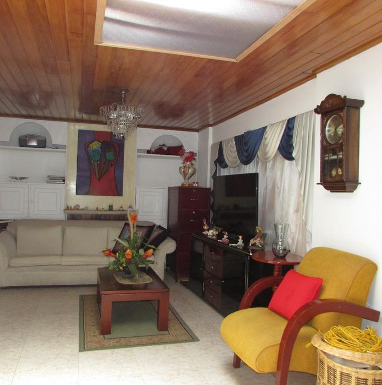 Casa De Huespedes Shalom Victoria Bogotá Exterior foto